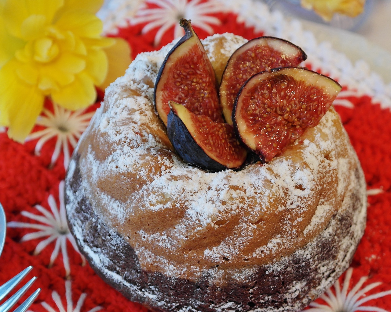 Сладкий кекс с инжиром и сахарной пудрой 