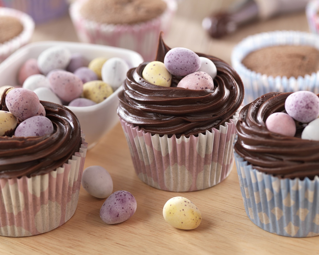 Сладкие кексы с шоколадом и конфетами