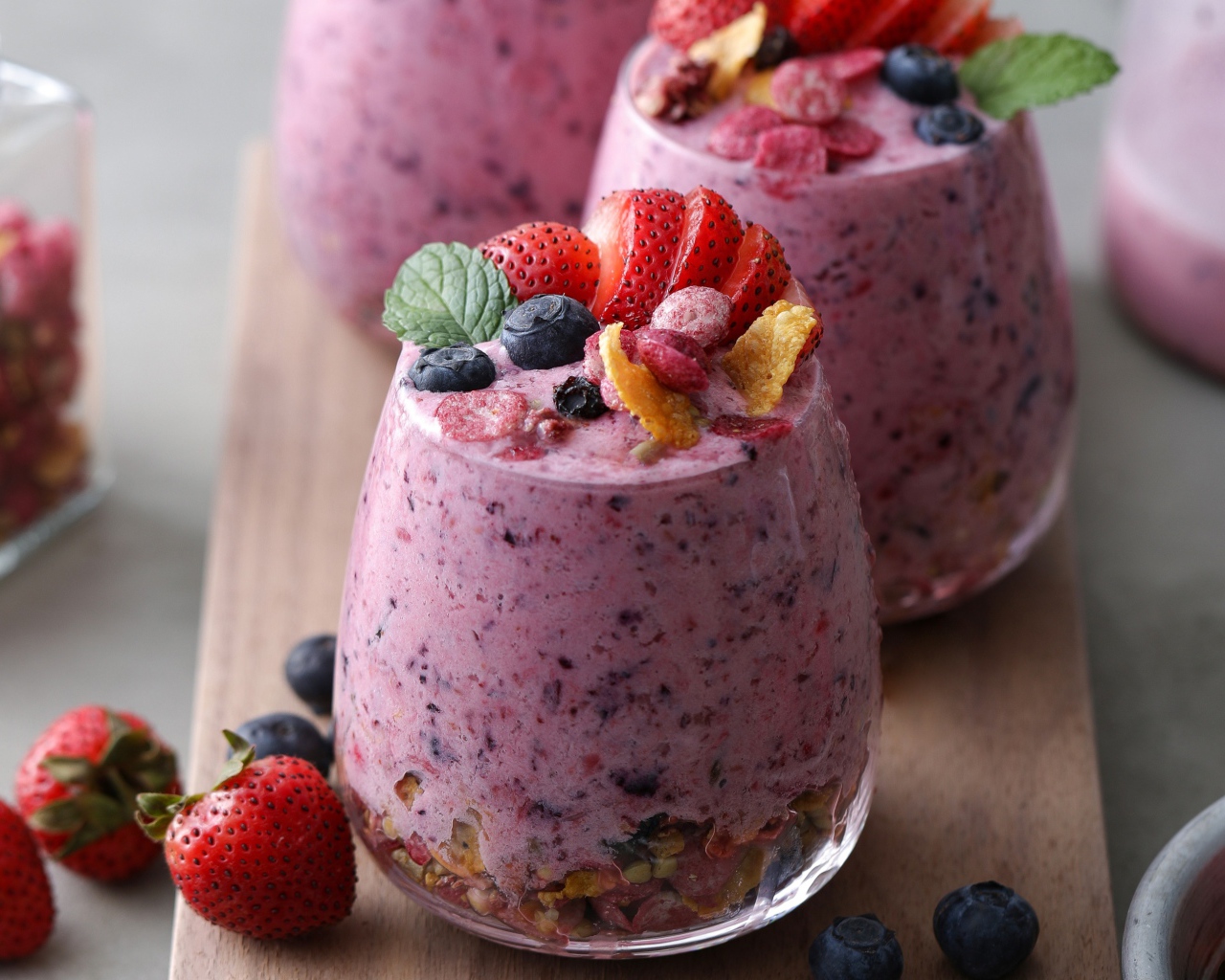 Сладкий десерт с ягодами в стаканах на столе