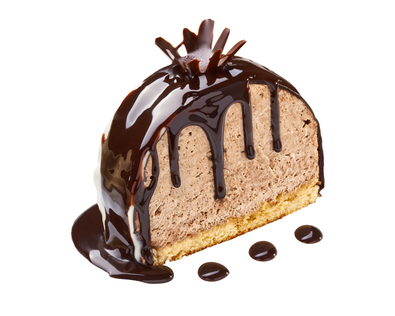 Сладкий десерт с шоколадом на белом фоне