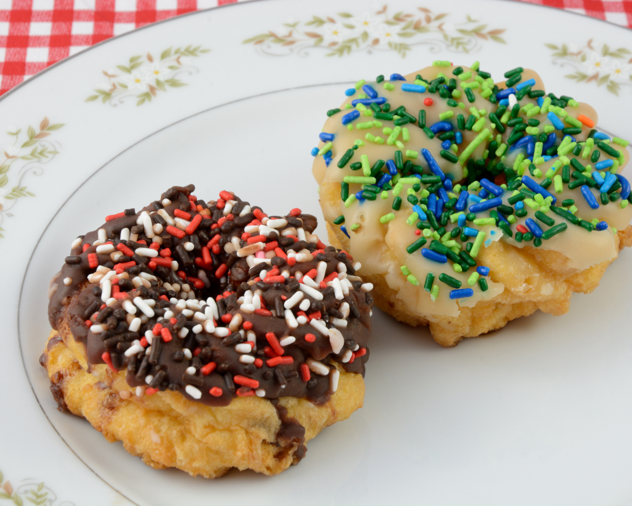 Сладкие пончики с глазурью на тарелке