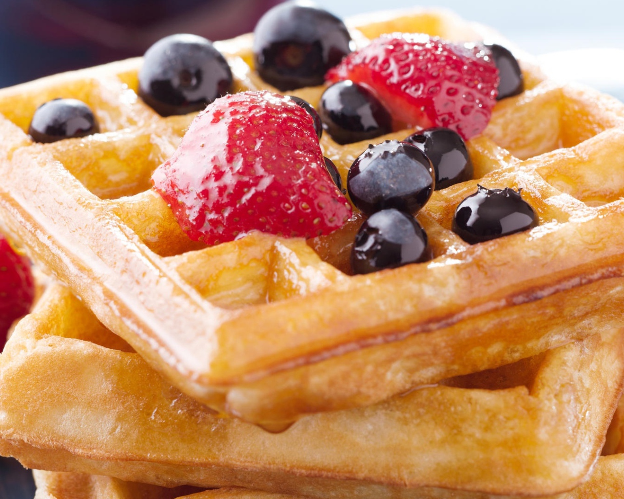 Сладкие медовые вафли с ягодами 