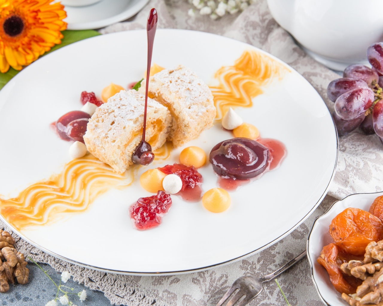 Сладкий рулет с сухофруктами и джемом на тарелке 