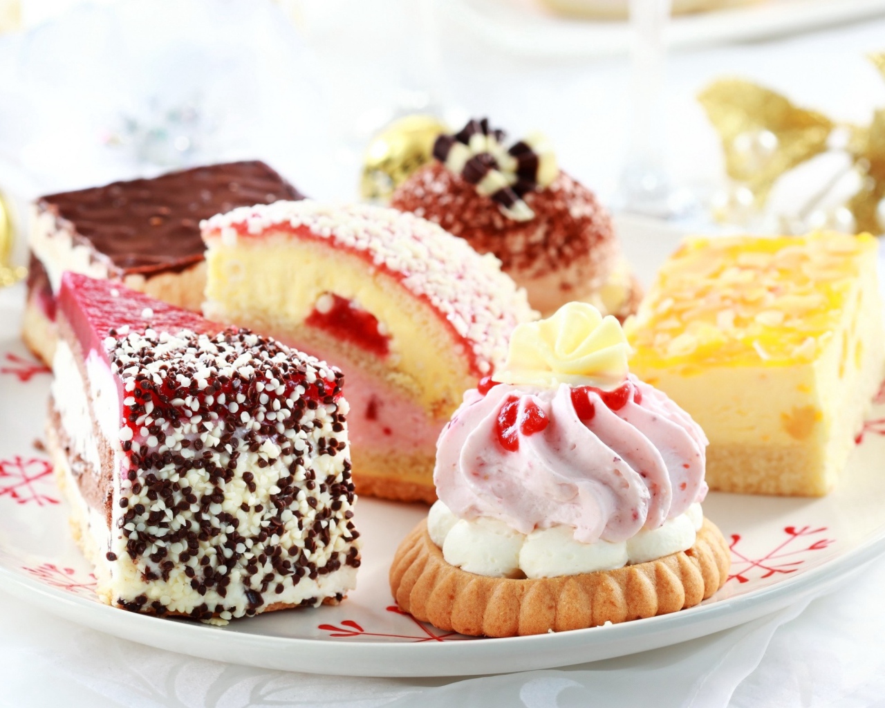 Сладкие вкусные разные пирожные на тарелке