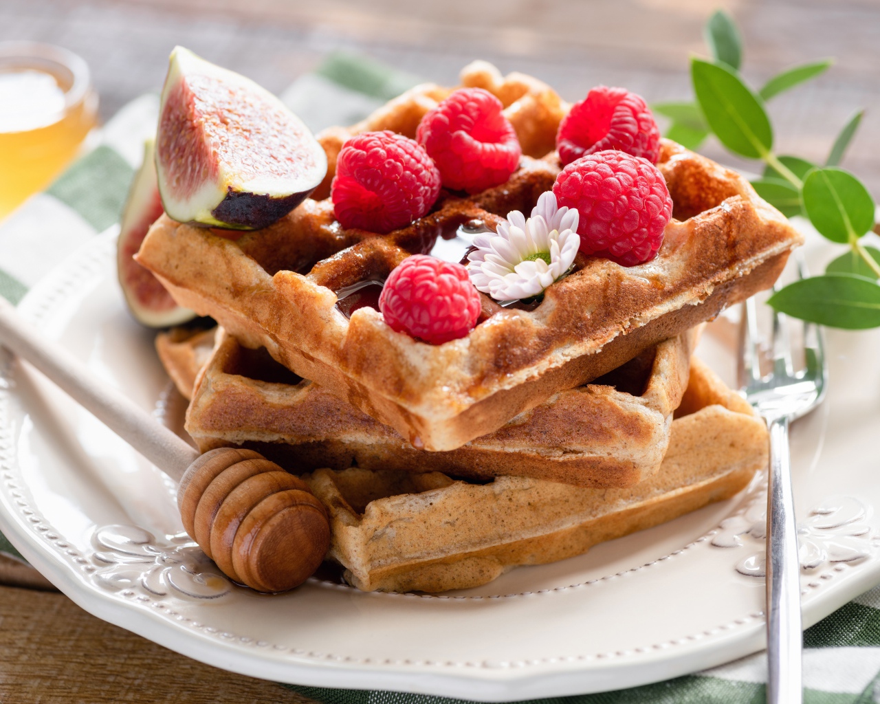 Сладкие вафли с медом, ягодами малины и инжиром