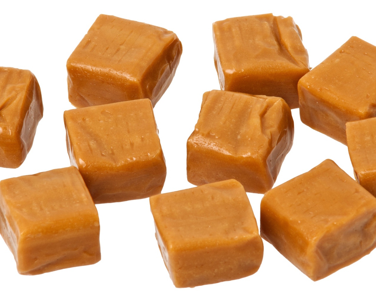 Конфеты ириски на белом фоне