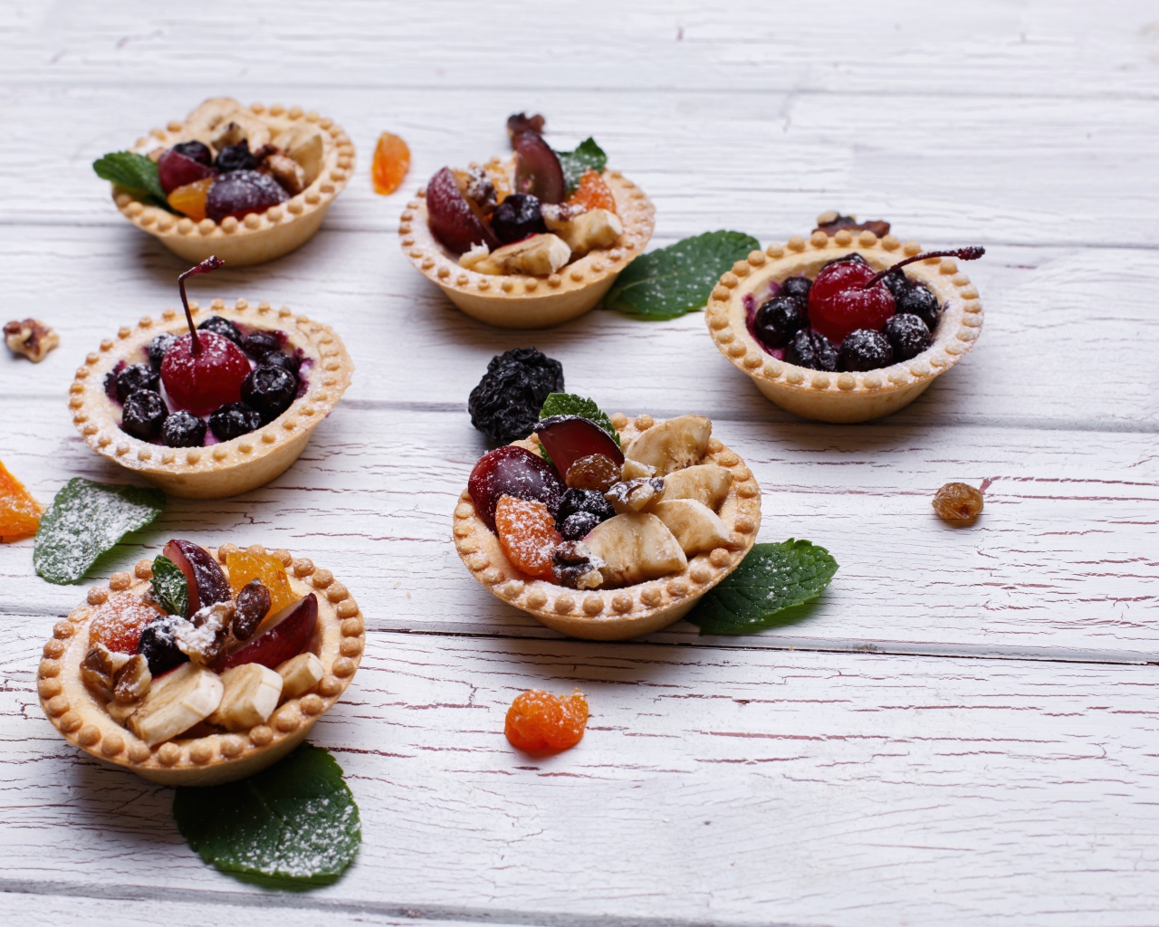 Тарталетки со сливами, бананом и сухофруктами