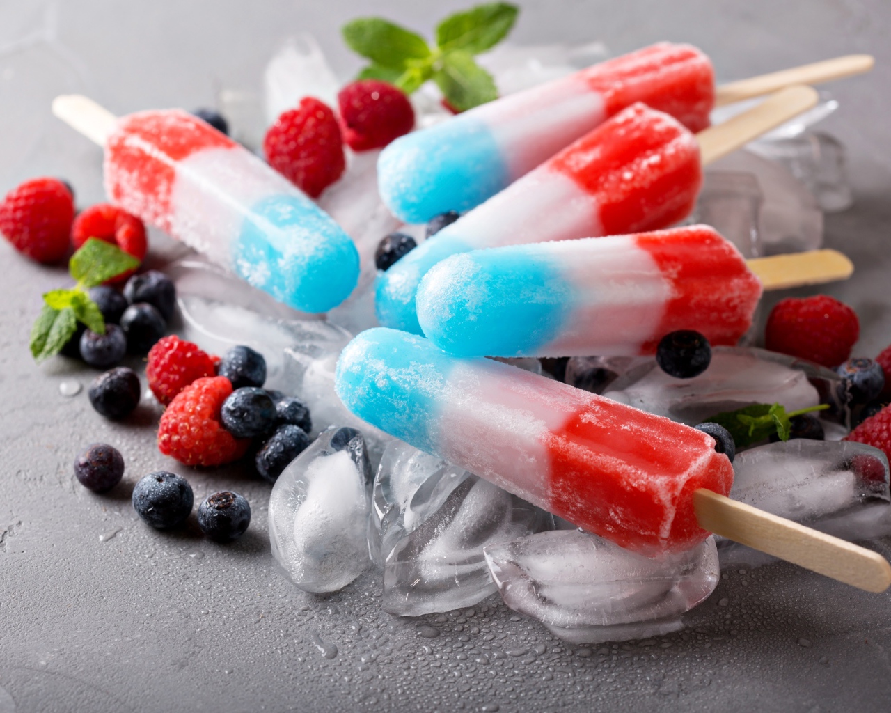 Трехцветное фруктовое мороженое лежит на кусочках льда