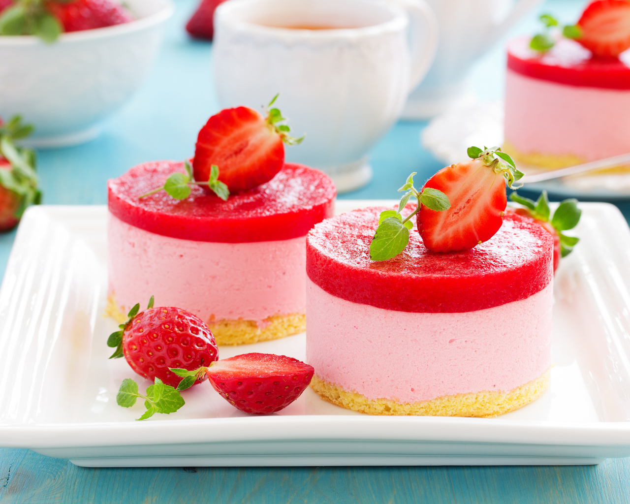 Два пирожных суфле с ягодами клубники