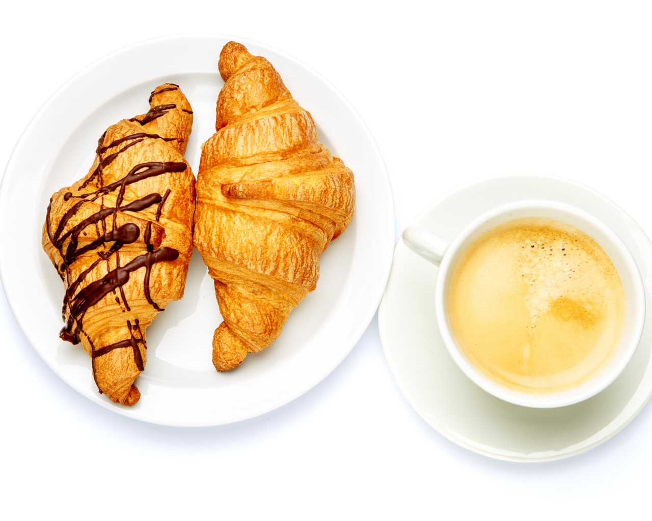 Два круассана с чашкой кофе на белом фоне