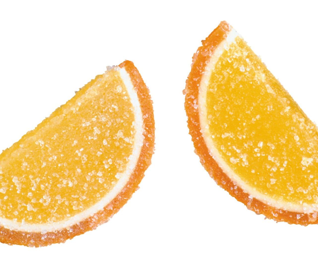 Две конфеты желе в сахаре на белом фоне