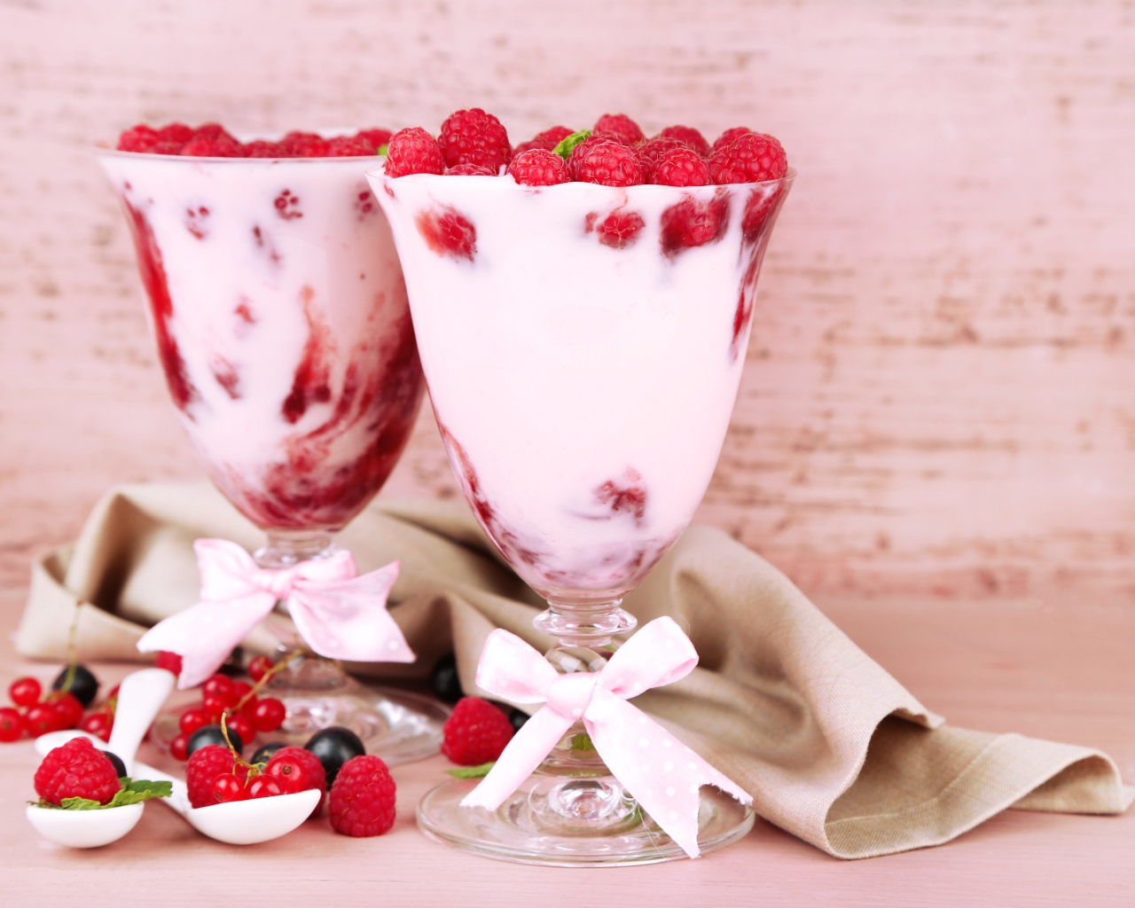 Две креманки с десертом из йогурта и малины