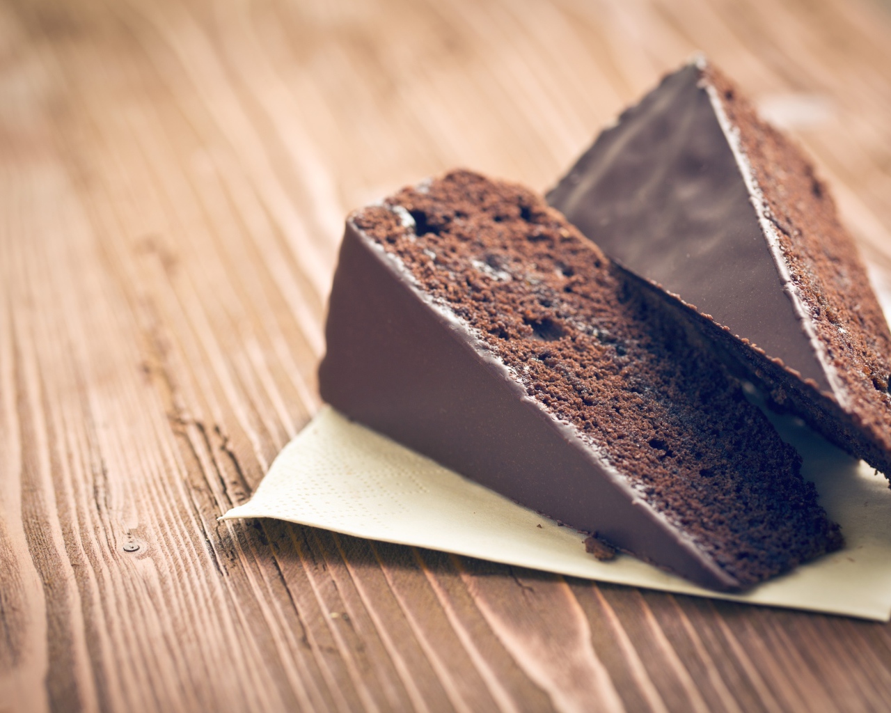 Два кусочка шоколадного торта на столе