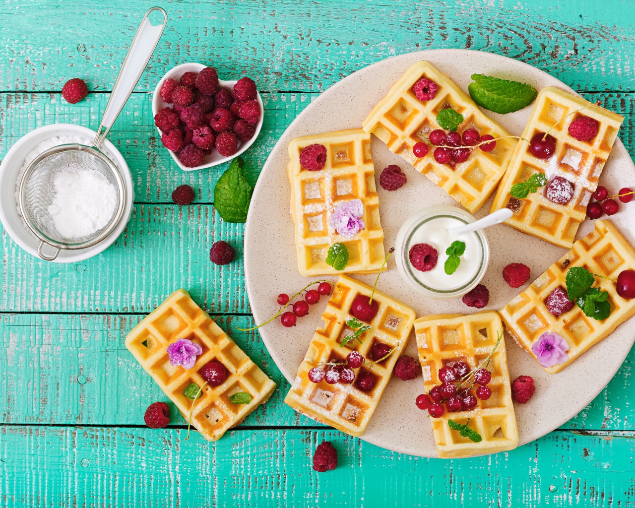 Вафли с малиной и красной смородиной на тарелке