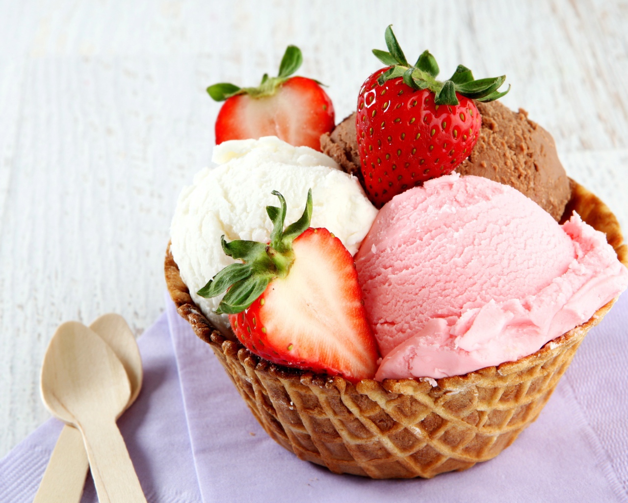 Вафельная корзинка с шариками мороженого и свежей клубникой