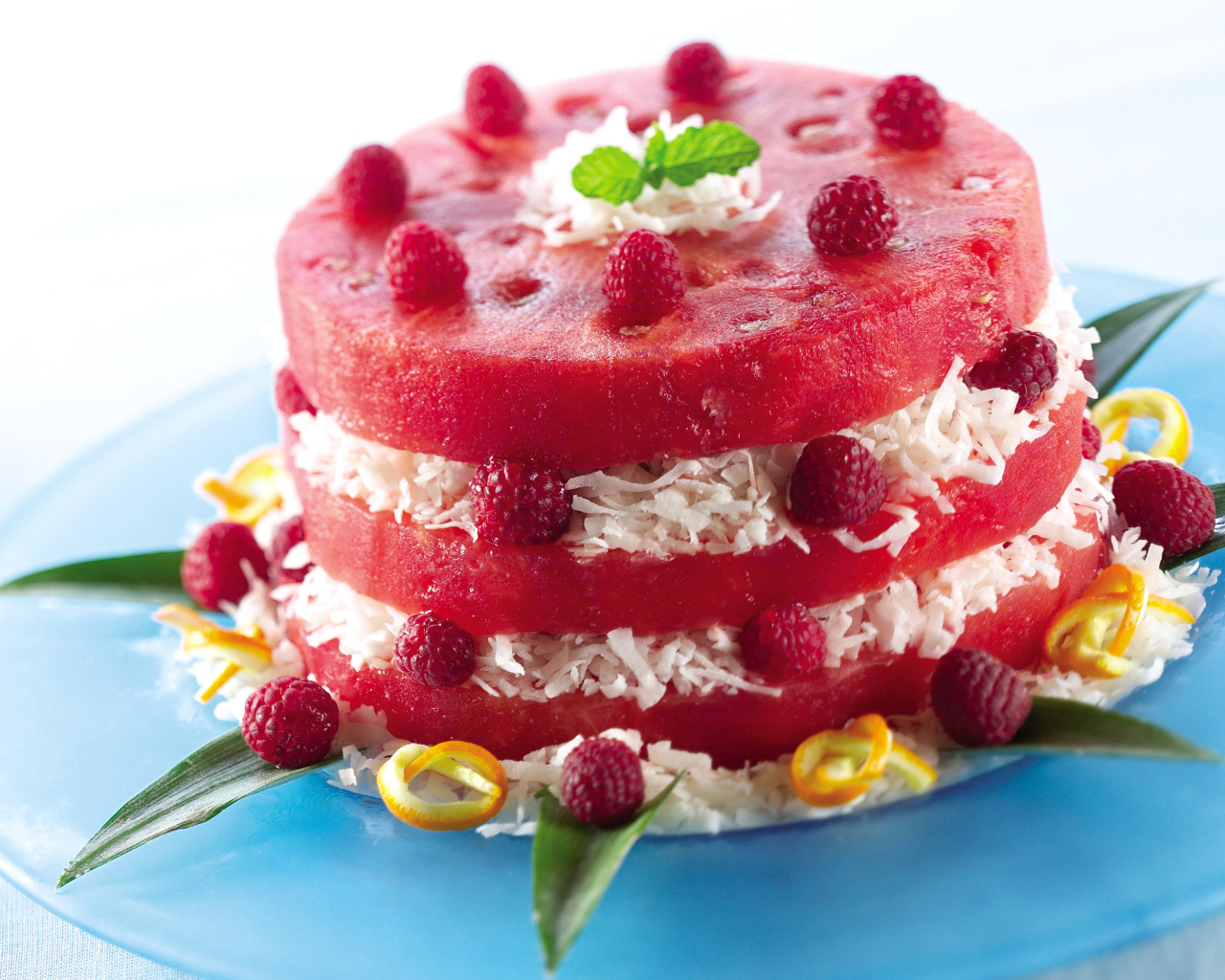 Арбузный торт с кокосовой стружкой и ягодами малины 