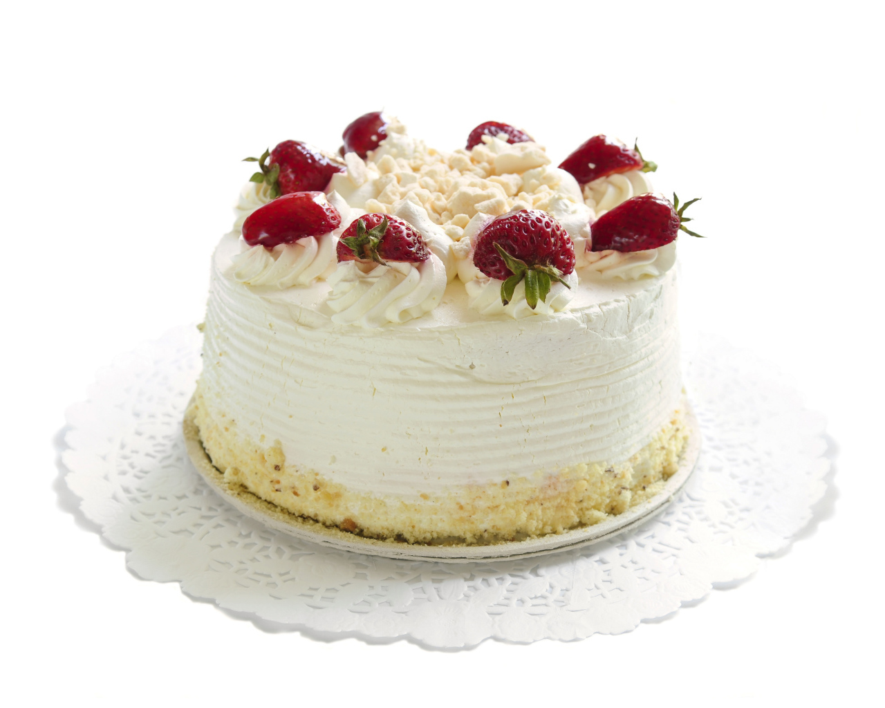 Белый торт мусс с клубникой на белой салфетке 