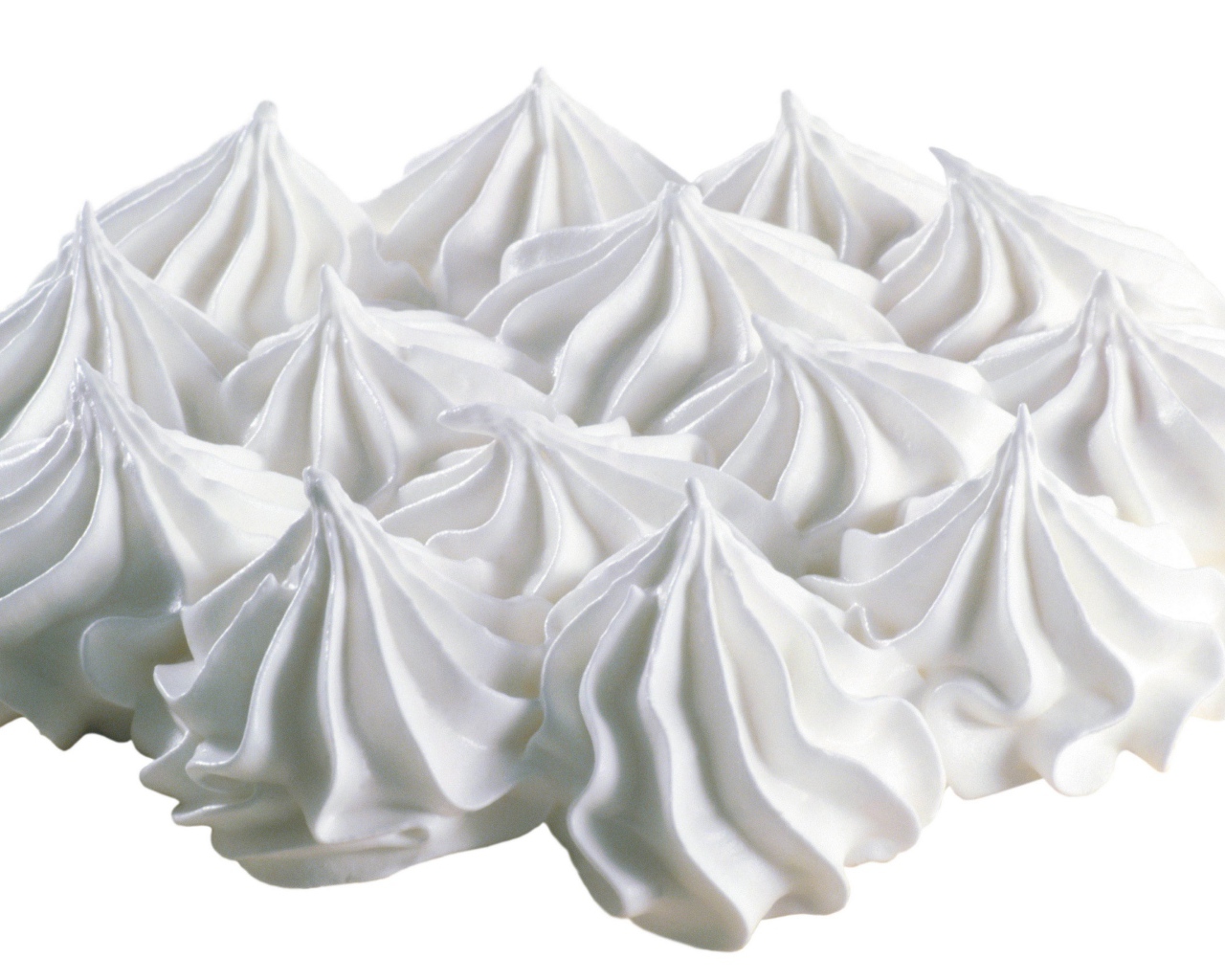 Белое воздушное безе на белом фоне