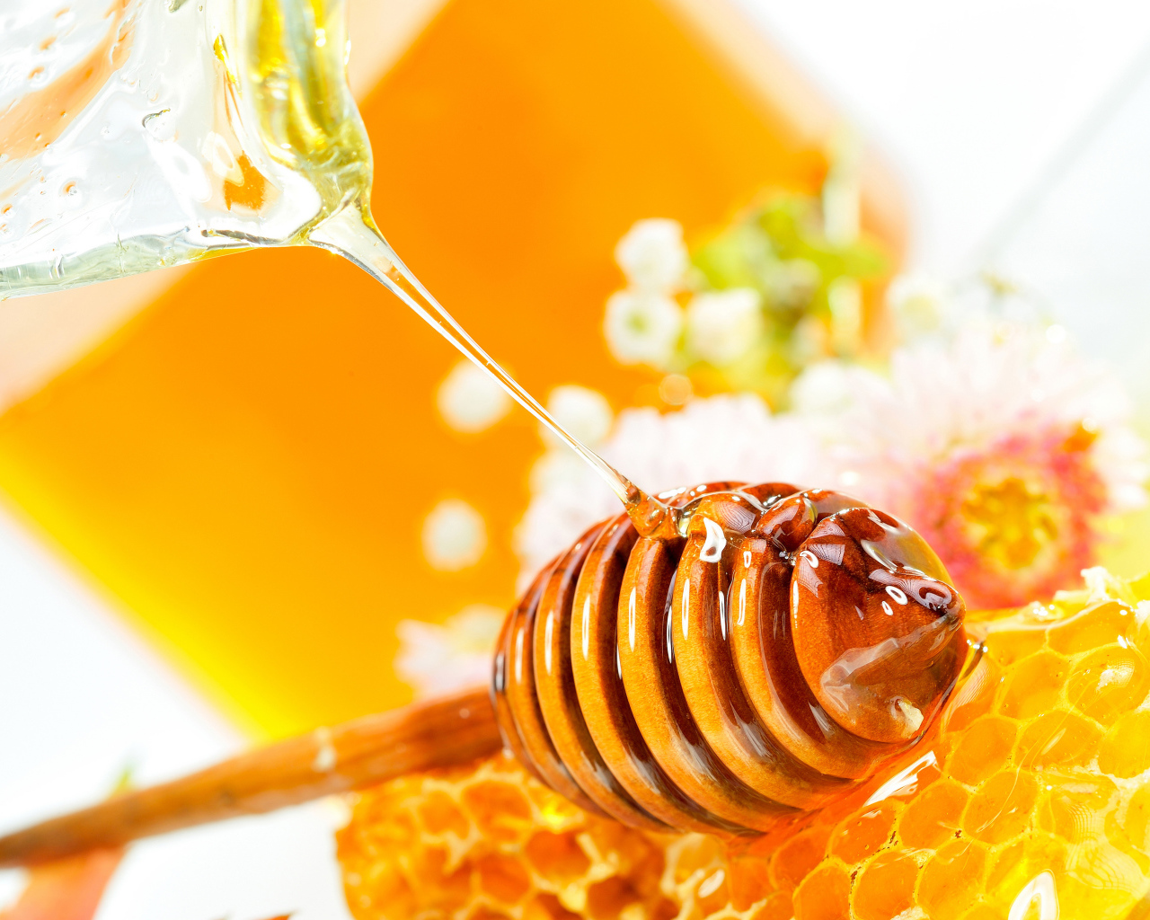 Деревянная ложка для меда с сотами 