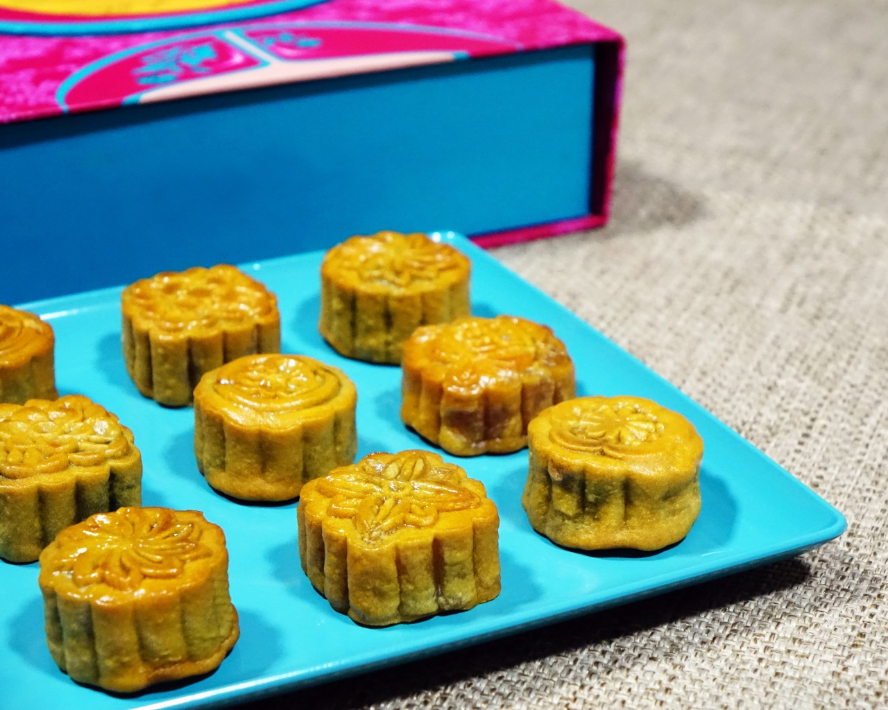 Свежий десерт на голубой тарелке 