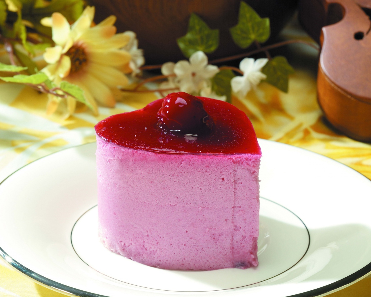 Пирожное суфле в форме сердца на тарелки