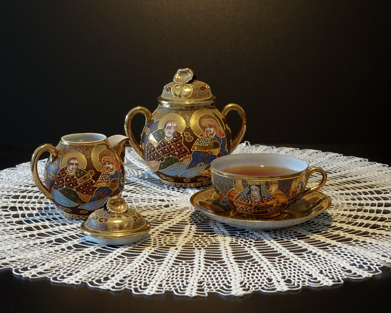 Красивый чайный сервиз на столе с белой салфеткой