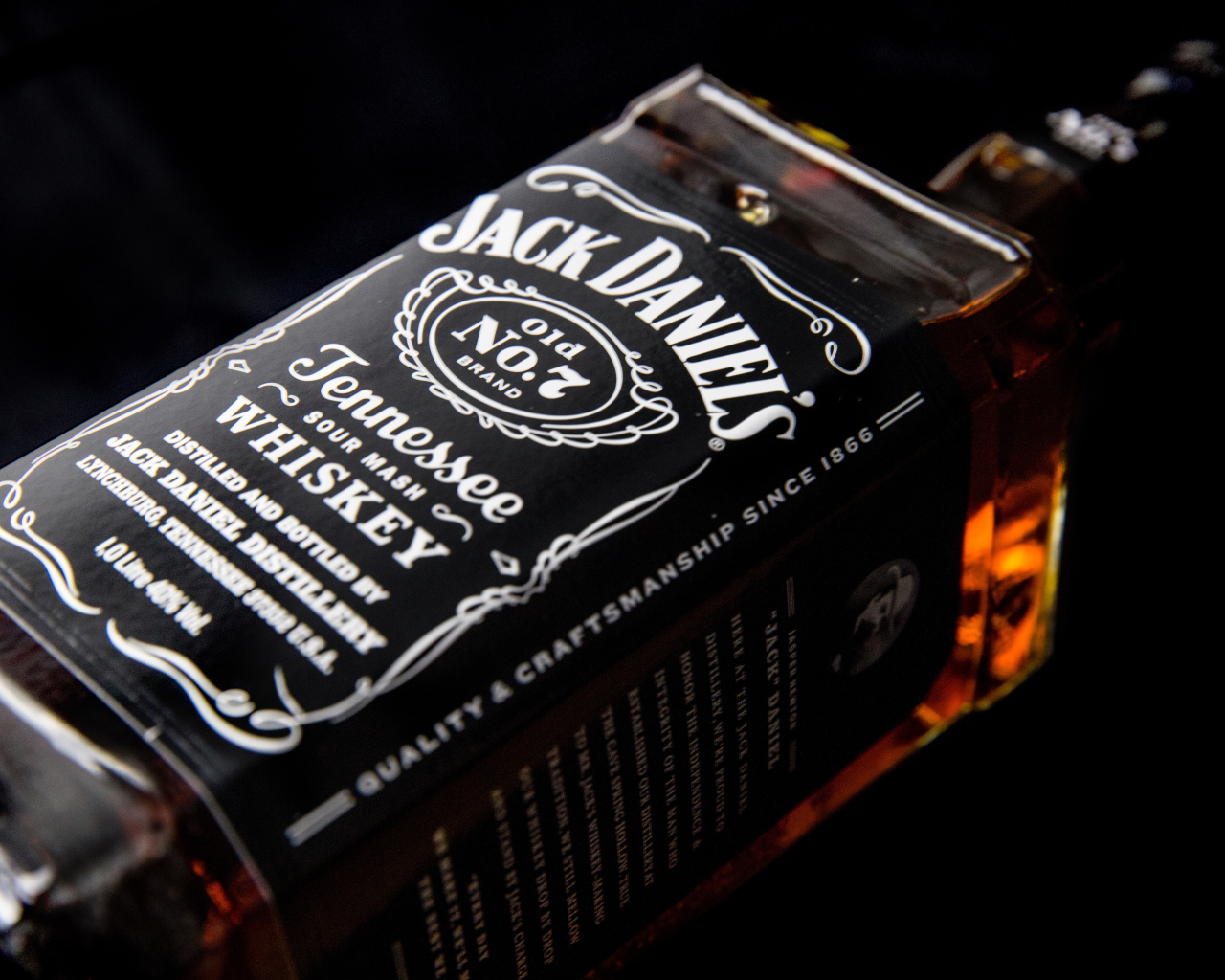 Бутылка виски Jack Daniels на черном фоне