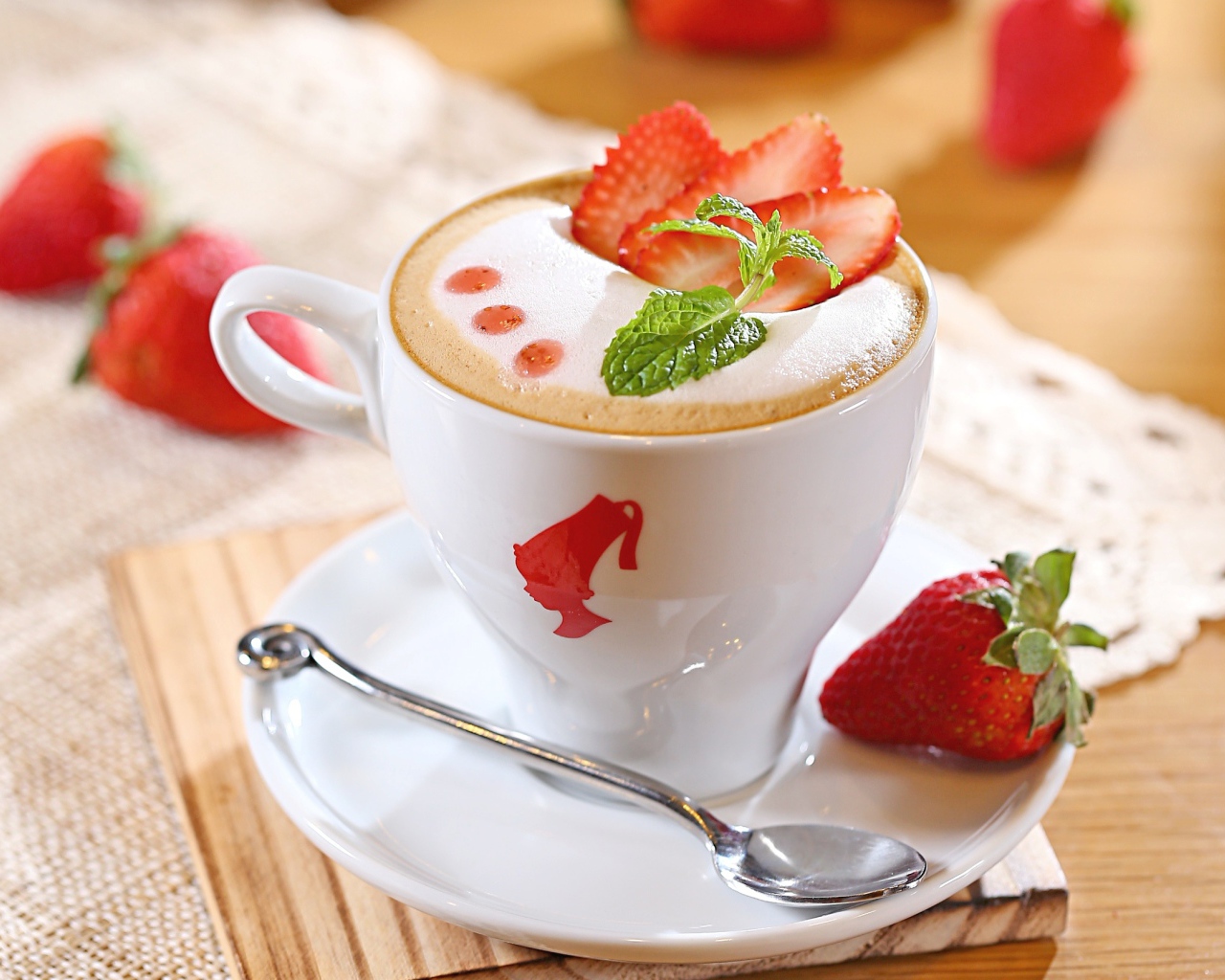 Чашка капучино с ягодами клубники 