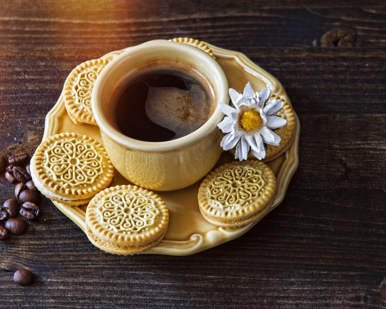 Чашка кофе на блюдце с печеньем