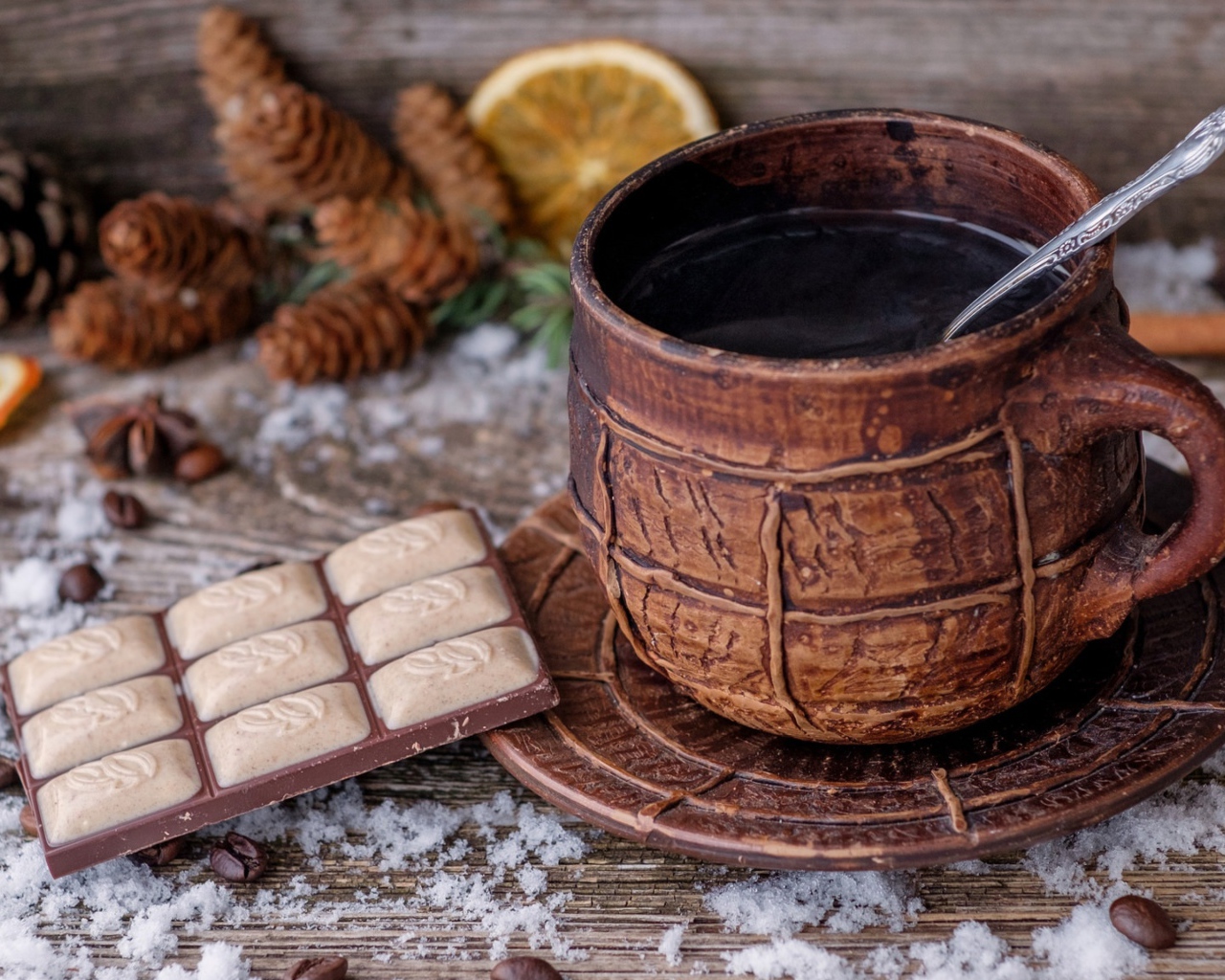 Чашка кофе на столе с шоколадом 