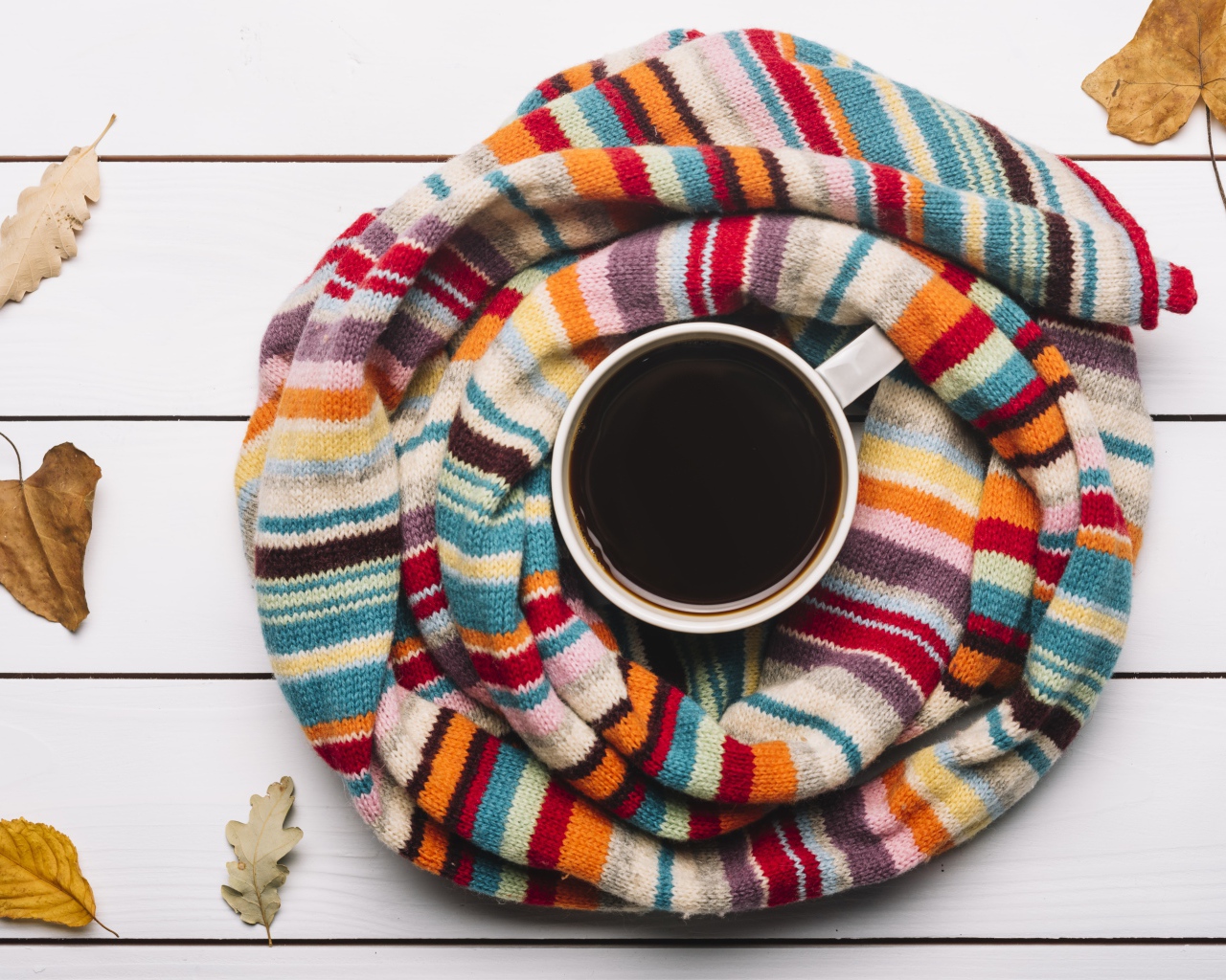 Чашка горячего шоколада на столе с вязаным шарфом