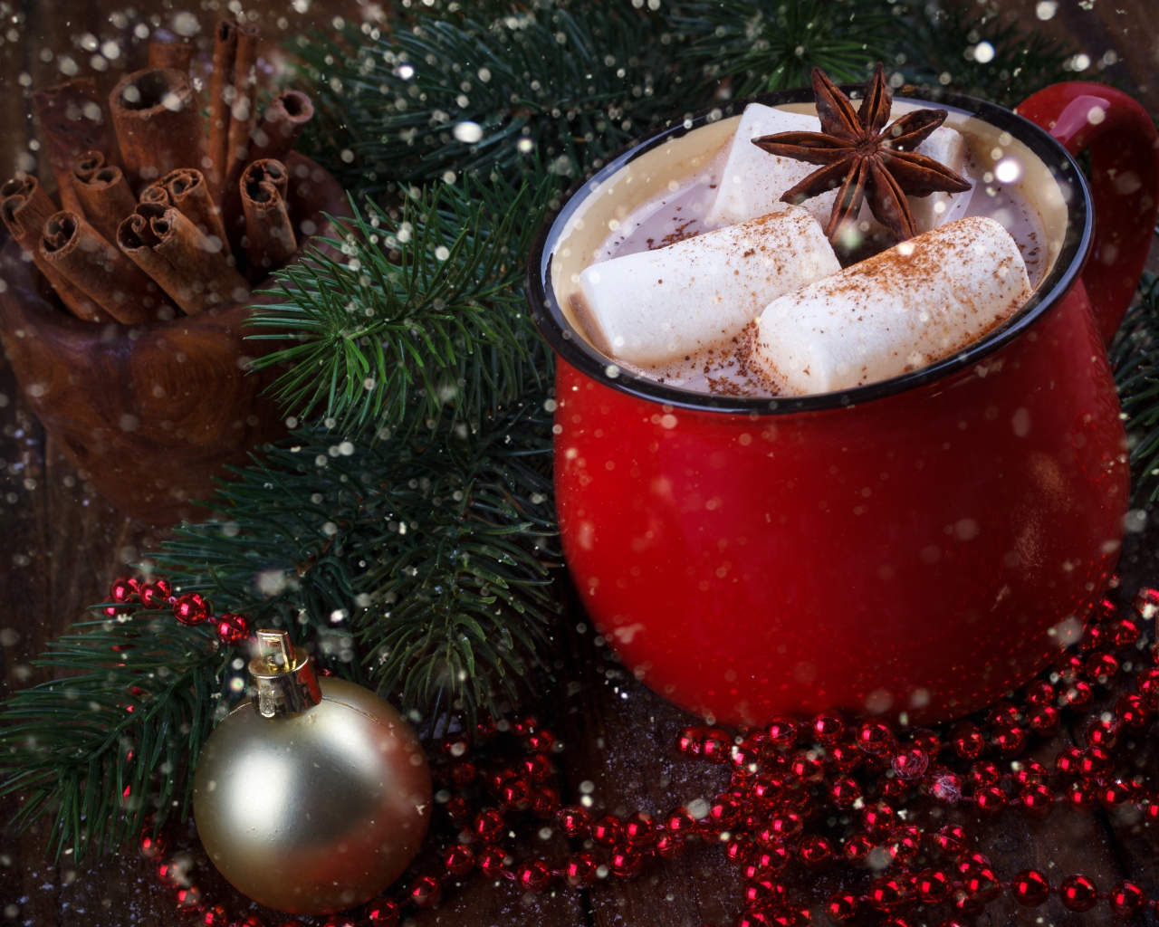 Чашка горячего какао с кусочками маршмеллоу и бадьяном на столе с еловой веткой 