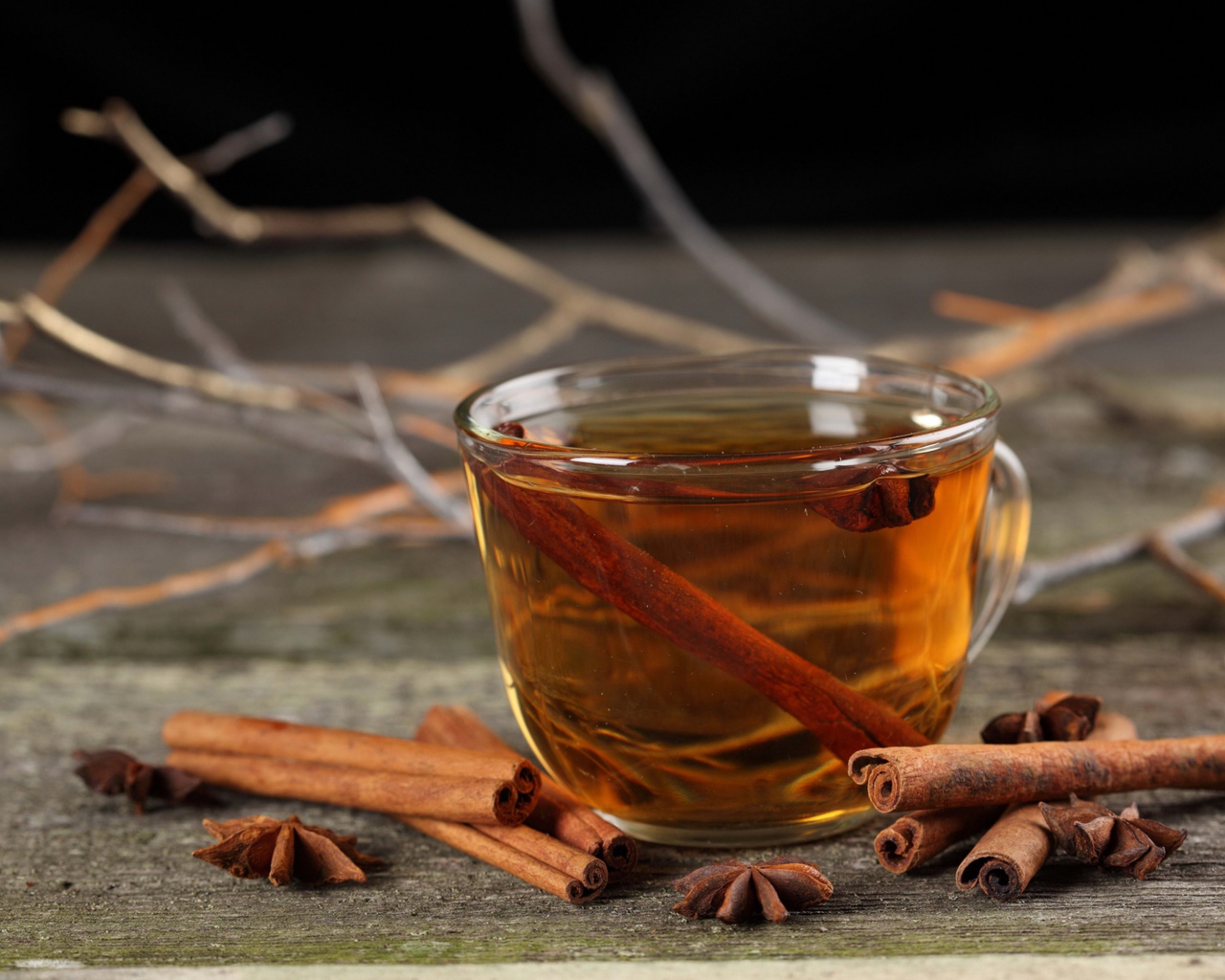 Чашка чая с звездами бадьяна и корицей 