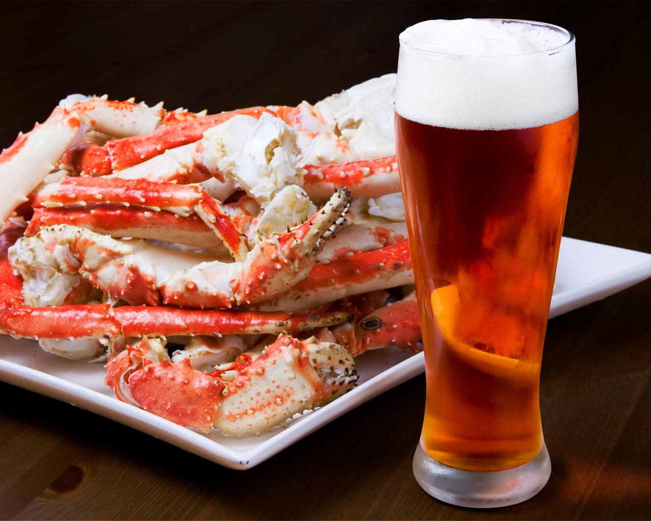 Бокал пива с крабовым мясом