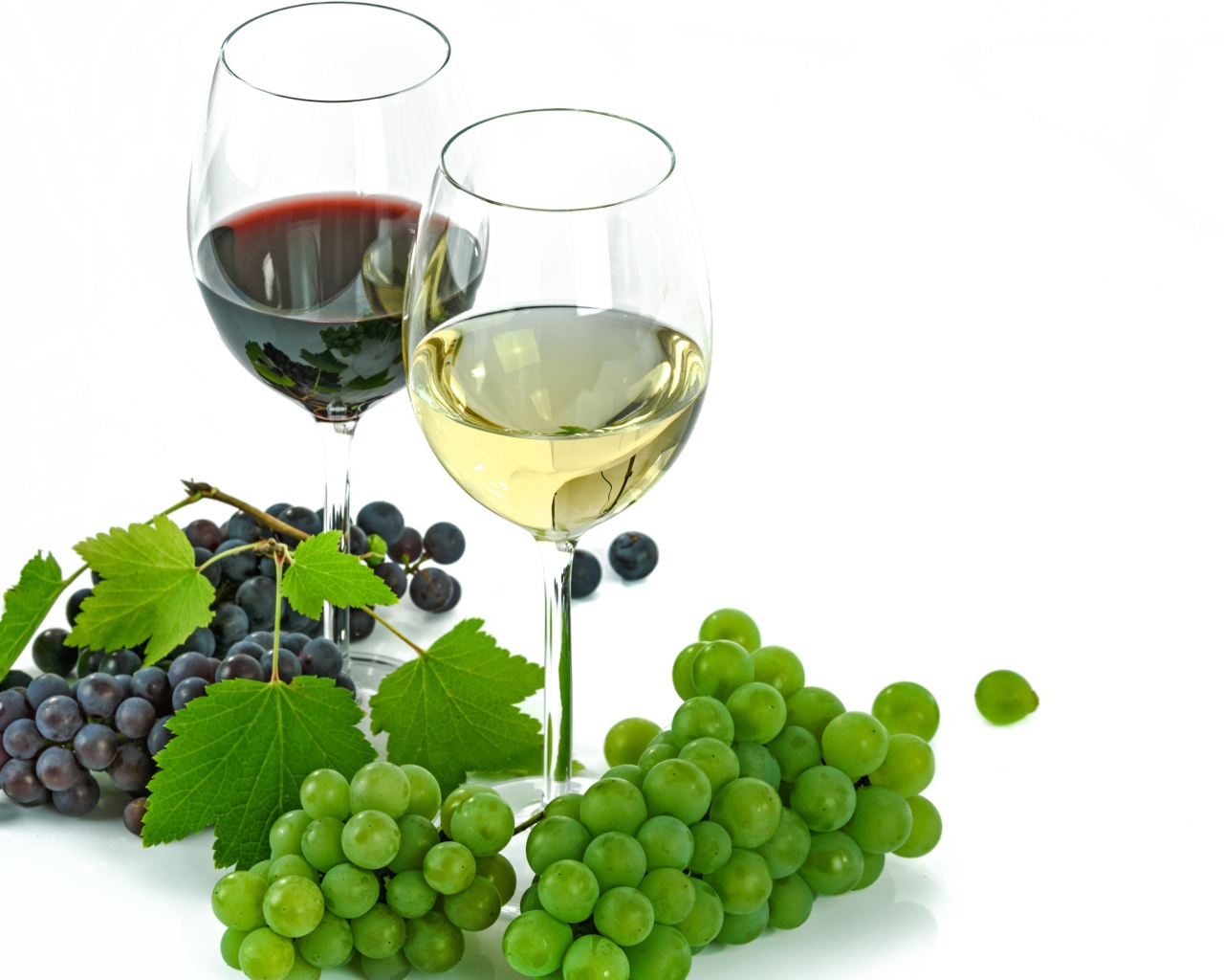 Бокал белого и красного вина на белом фоне с виноградом