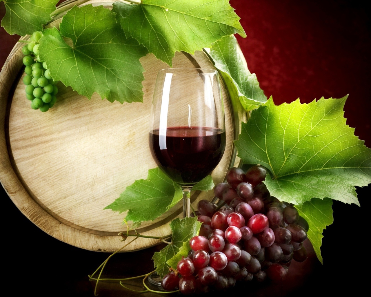 Бокал вина на столе с гроздью винограда и бочкой
