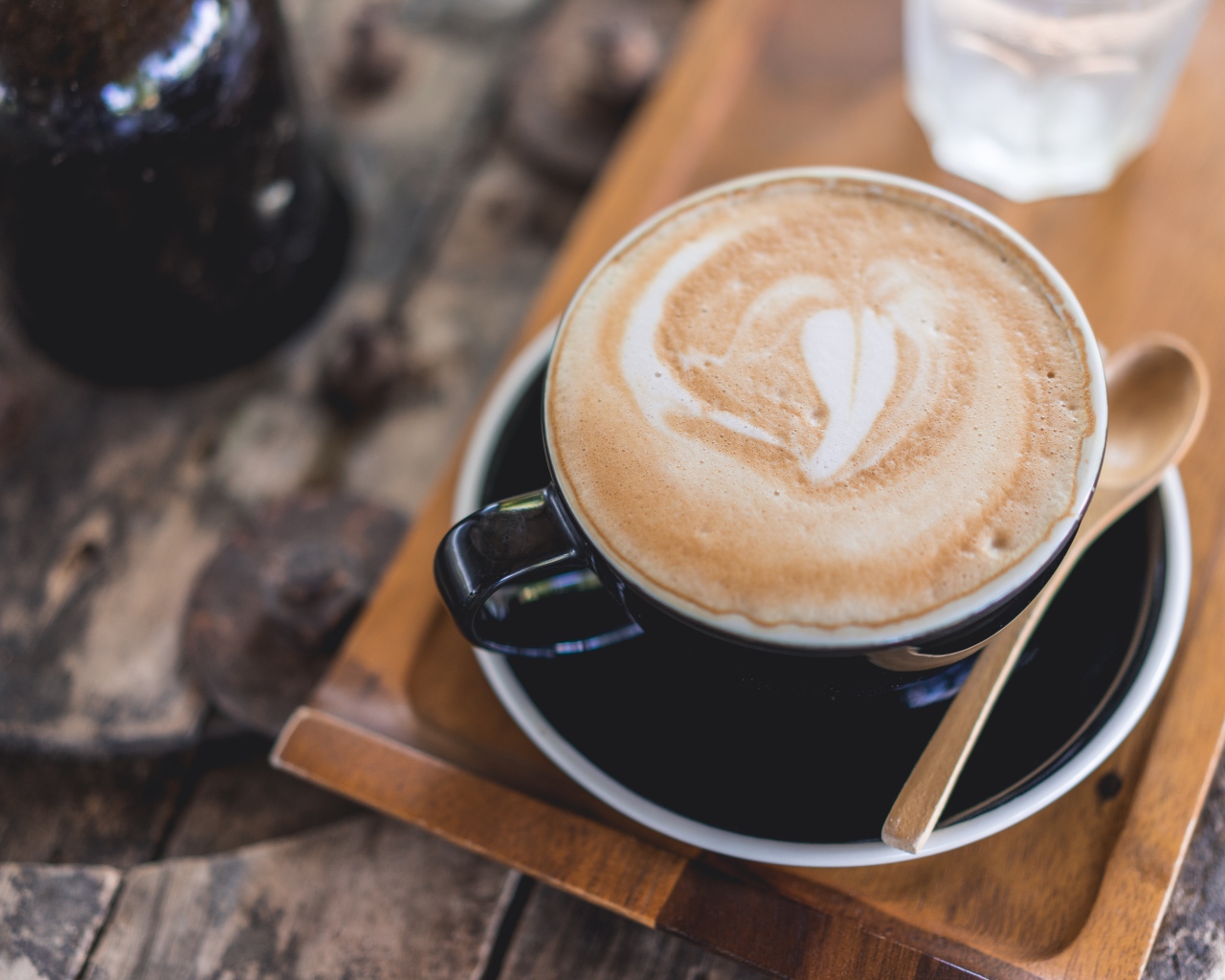 Большая чашка кофе с пеной на столе