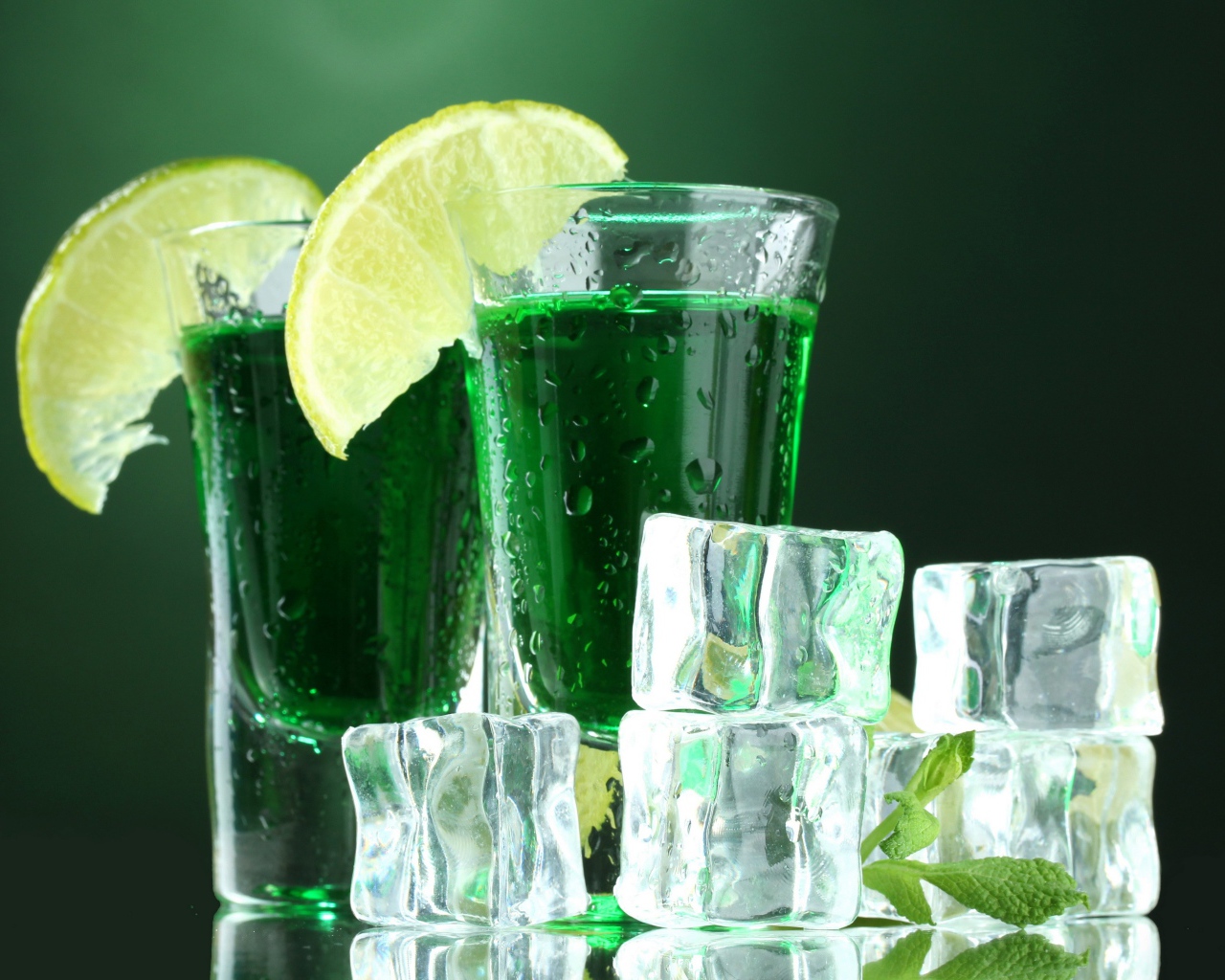 Абсент с лимоном и кубиками льда