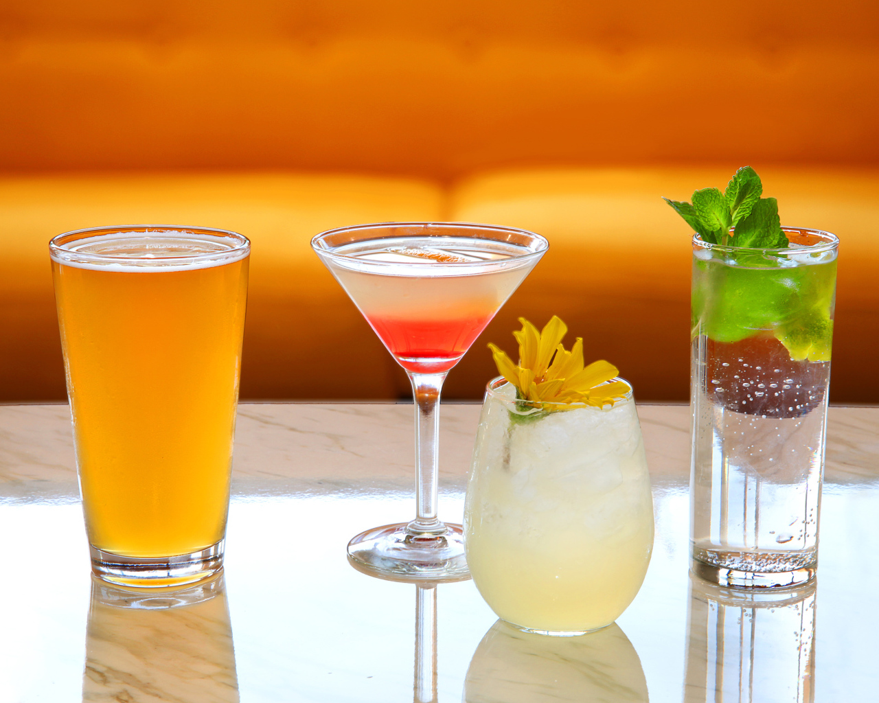 Алкогольные напитки на столе