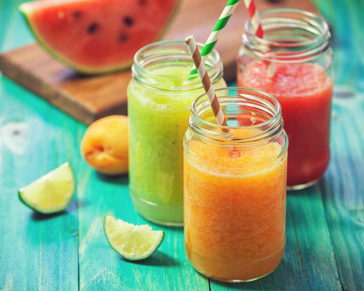 Аппетитное свежее ягодное смузи в баночках на столе