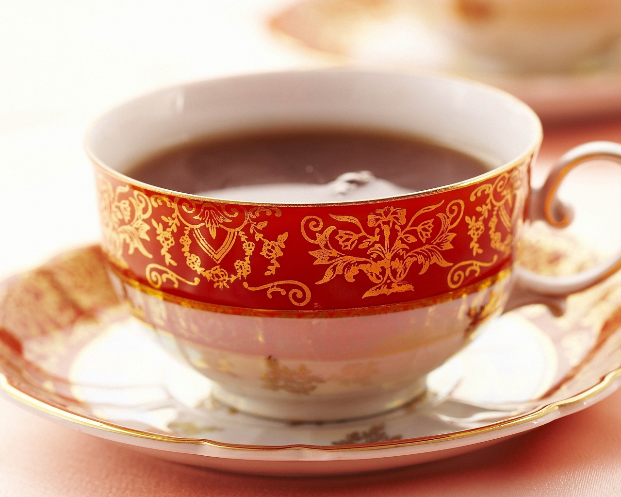 Красивая чашка чая на блюдце 