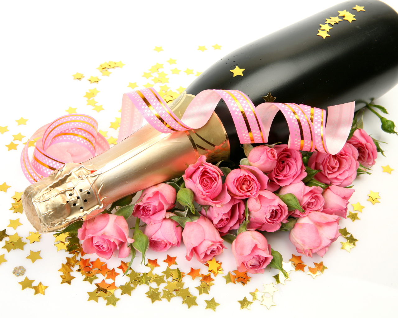 Бутылка шампанского с розовыми розами на белом фоне с розовой лентой 