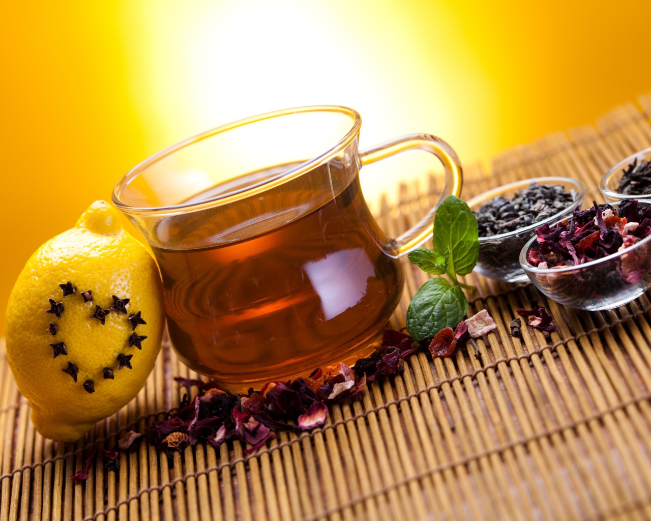 Заваренный чай в чашке на столе с заваркой и лимоном