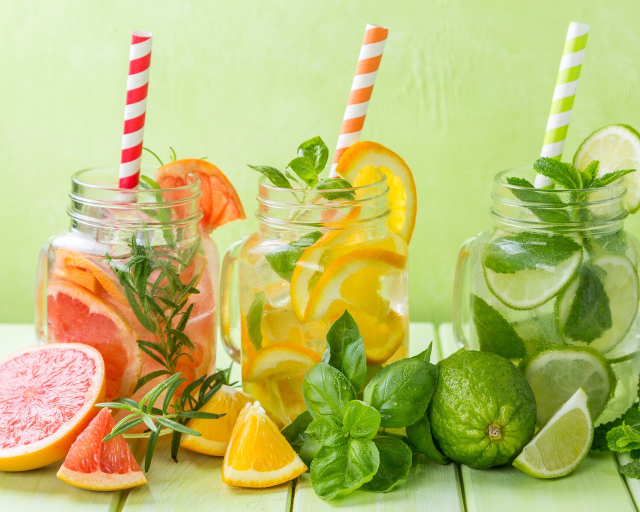 Цитрусовые коктейли в баночках с трубочками