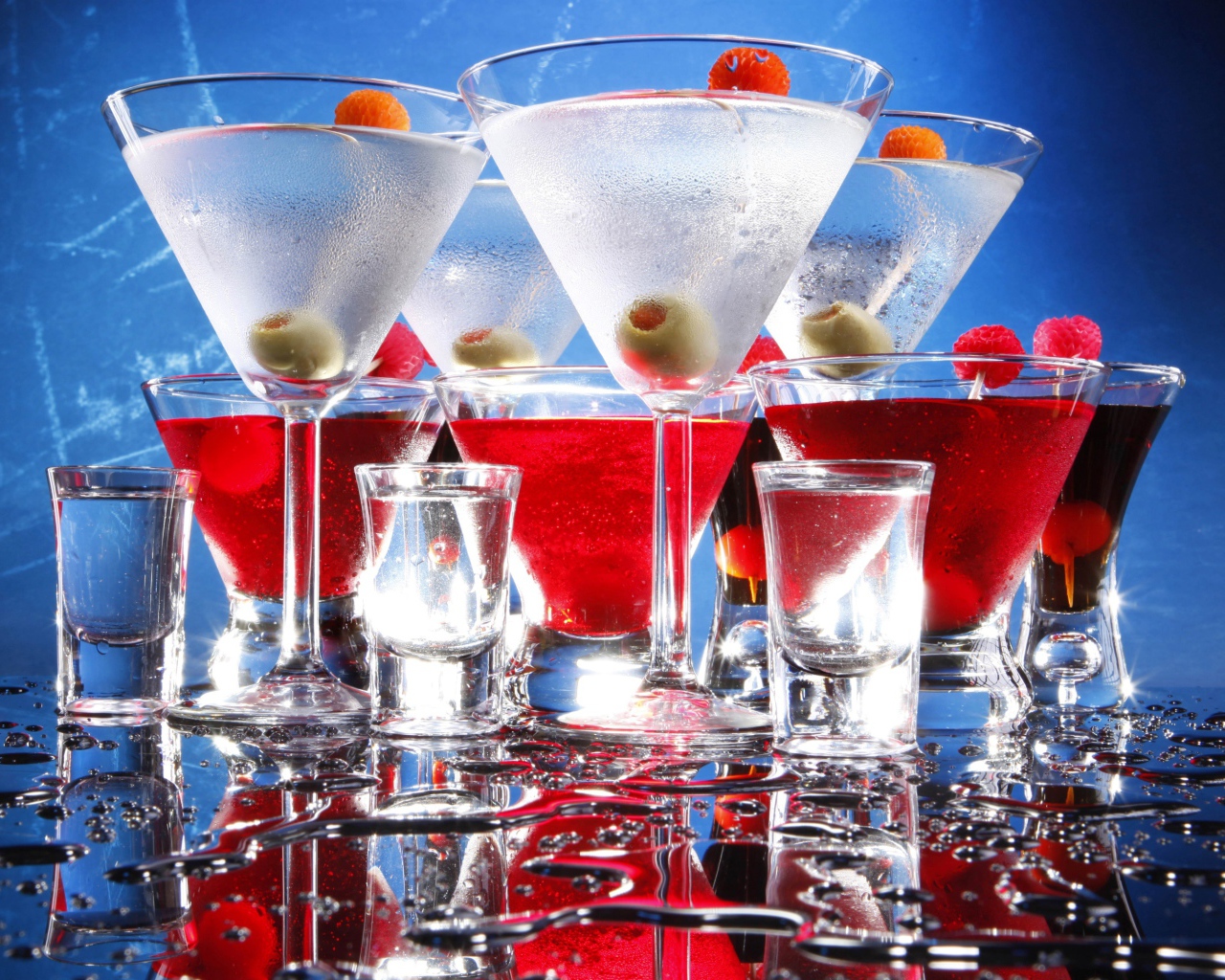 Коктейли с рюмками на мокром столе
