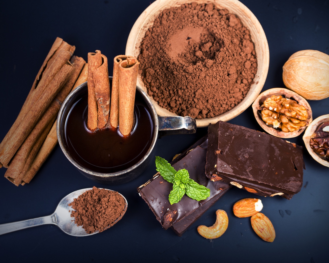 Какао с корицей, орехами и шоколадом на столе 