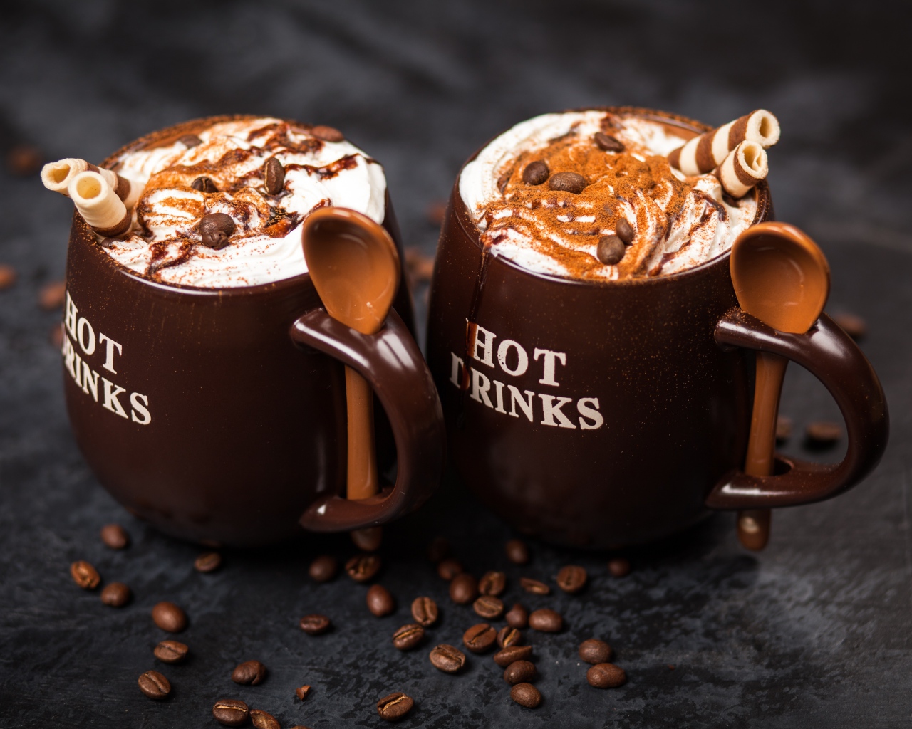 Кофе со сливками и сладкими трубочками