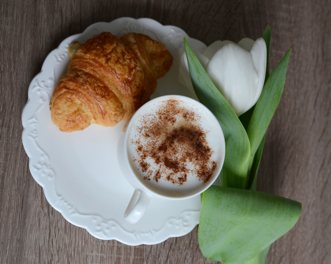 Круассан, чашка капучино и белый тюльпан для любимой