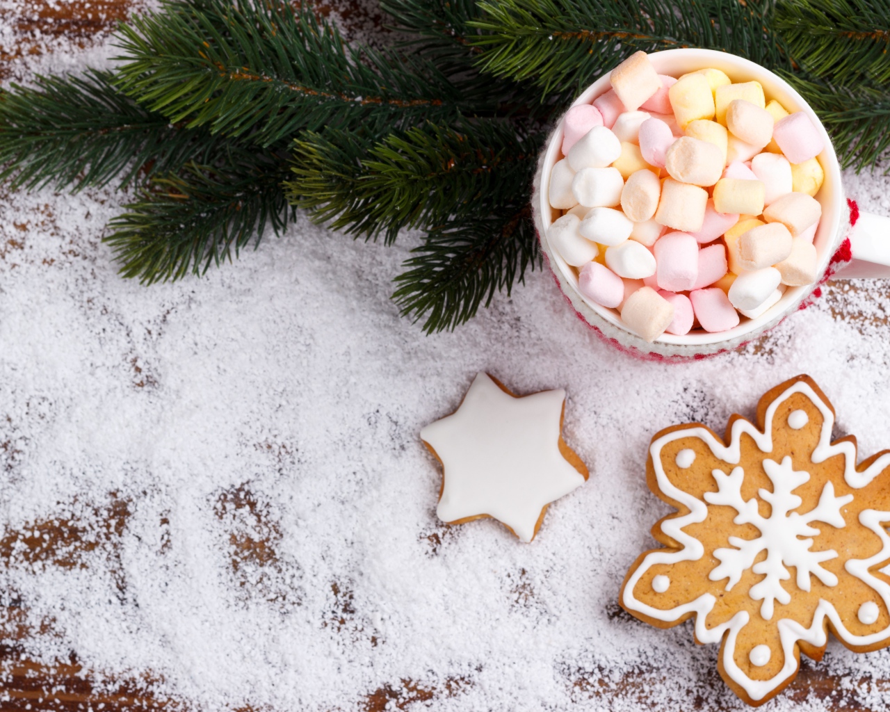 Чашка с маршмеллоу на столе с печеньем и еловой веткой 
