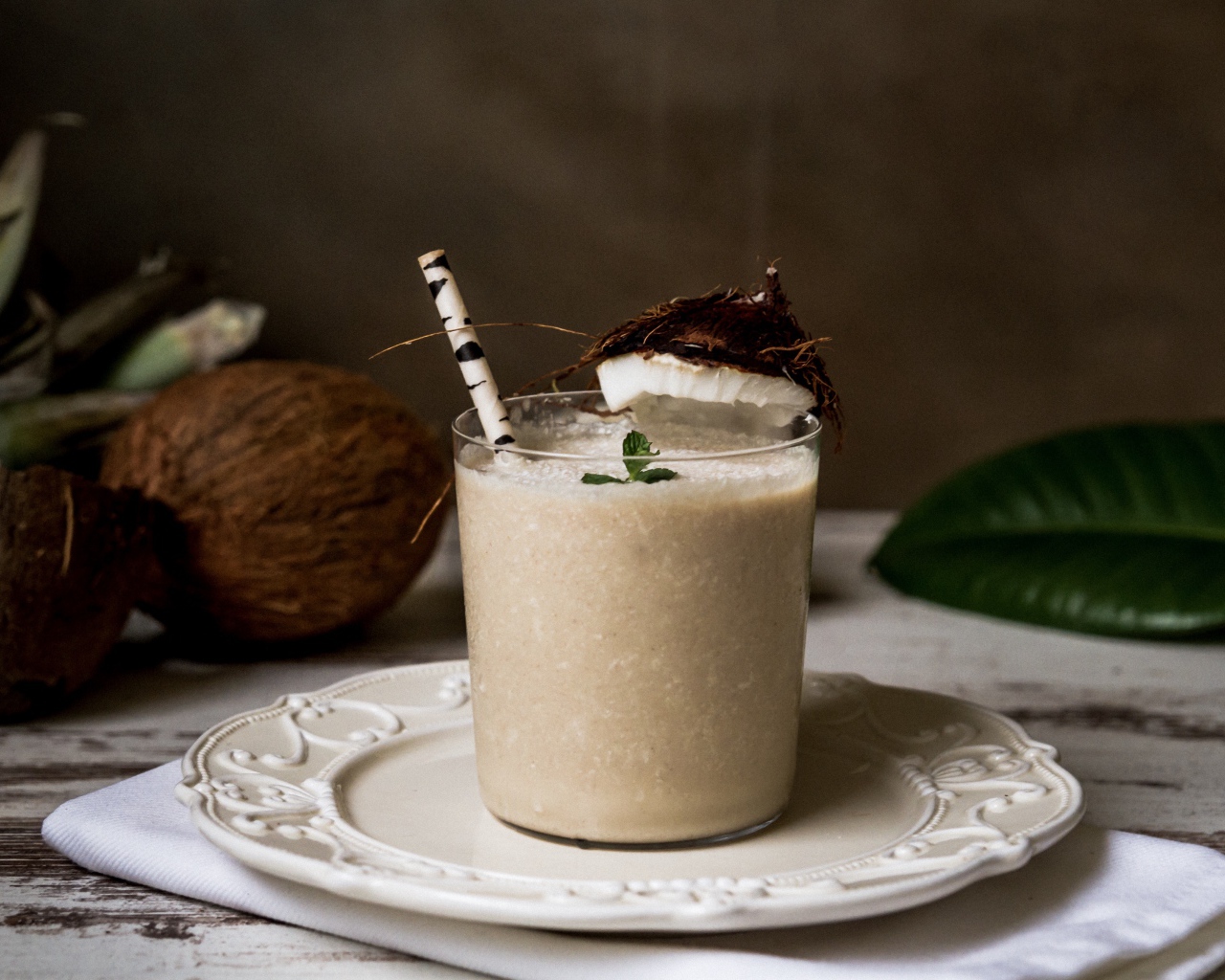 Вкусный кокосовый коктейль в стакане с трубочкой